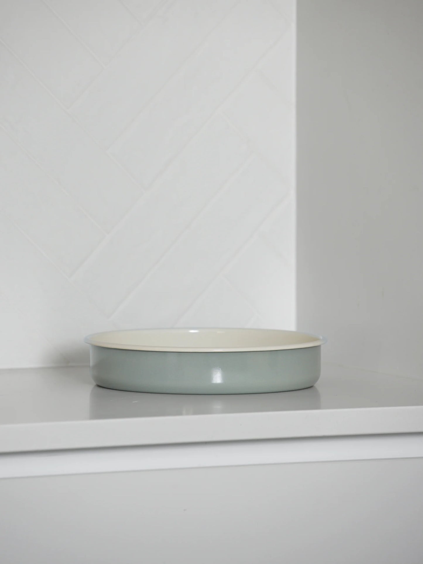 Citta Enamel Round Baking Tray Dark Grey/Cream Large