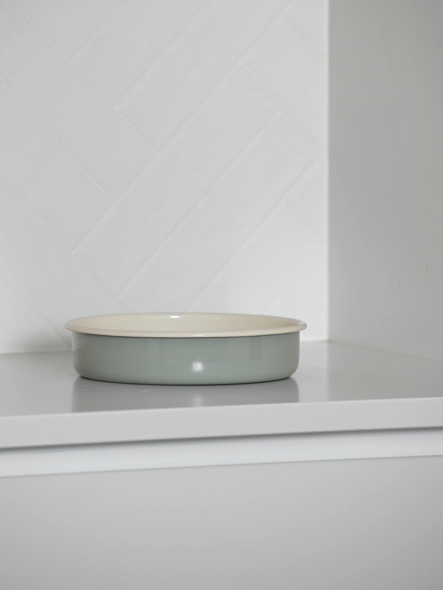 Citta Enamel Round Baking Tray Dark Grey/Cream Small
