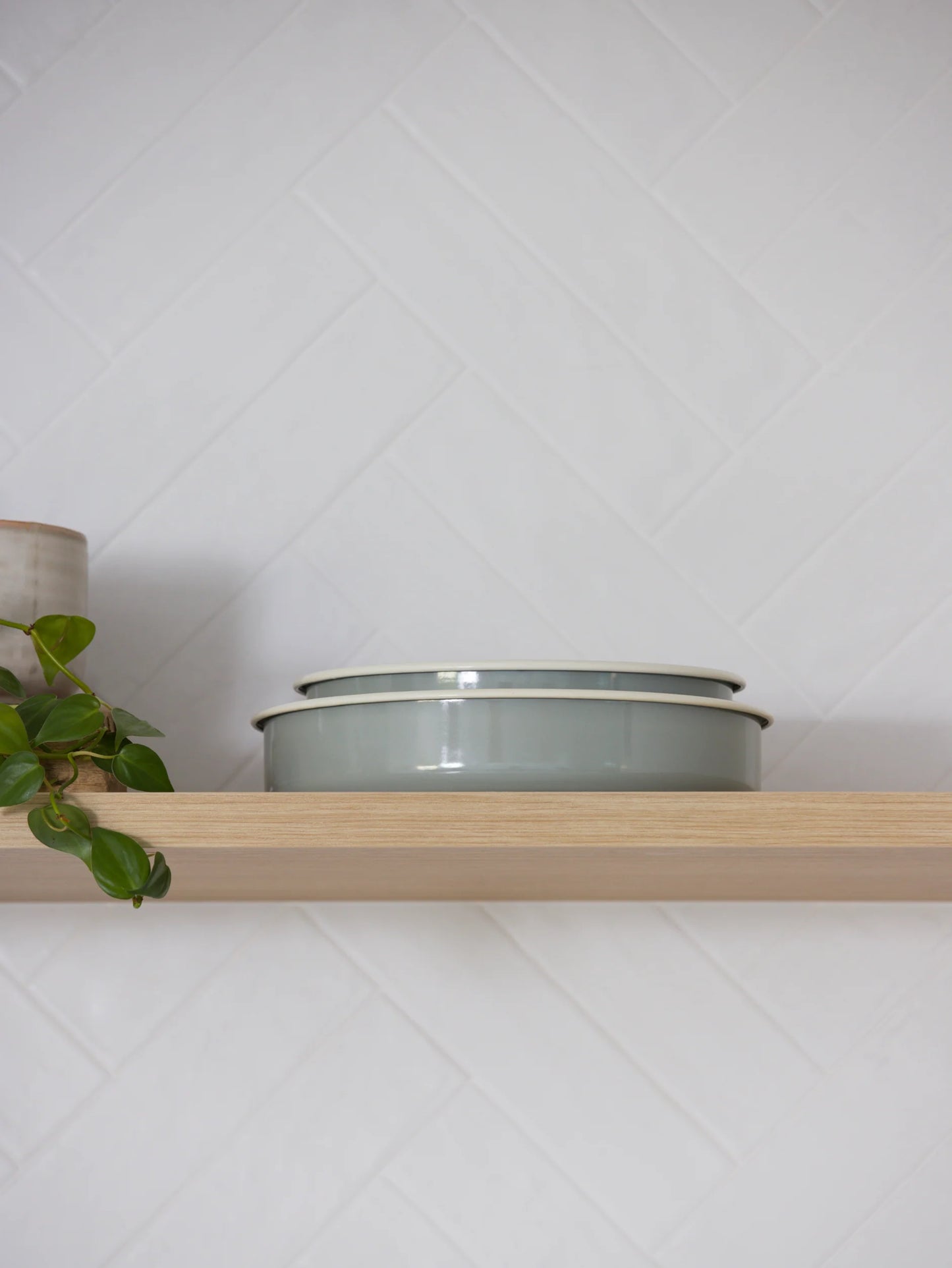 Citta Enamel Round Baking Tray Dark Grey/Cream Large