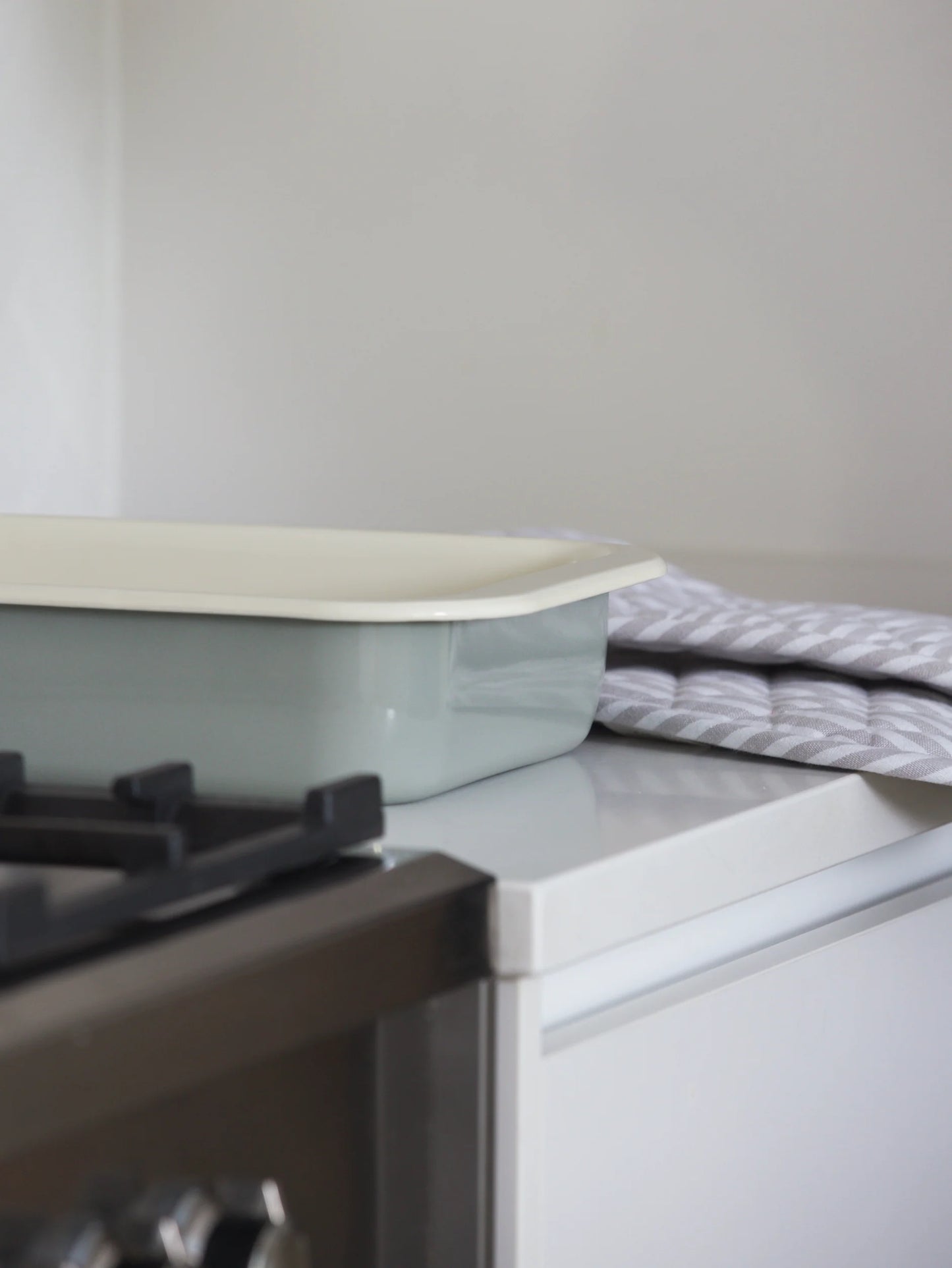 Citta Enamel Baking Tray Dark Grey/Cream Large
