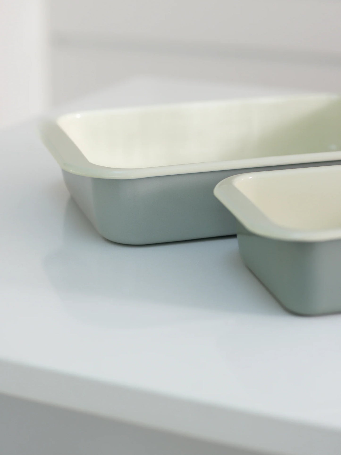 Citta Enamel Baking Tray Dark Grey/Cream Small