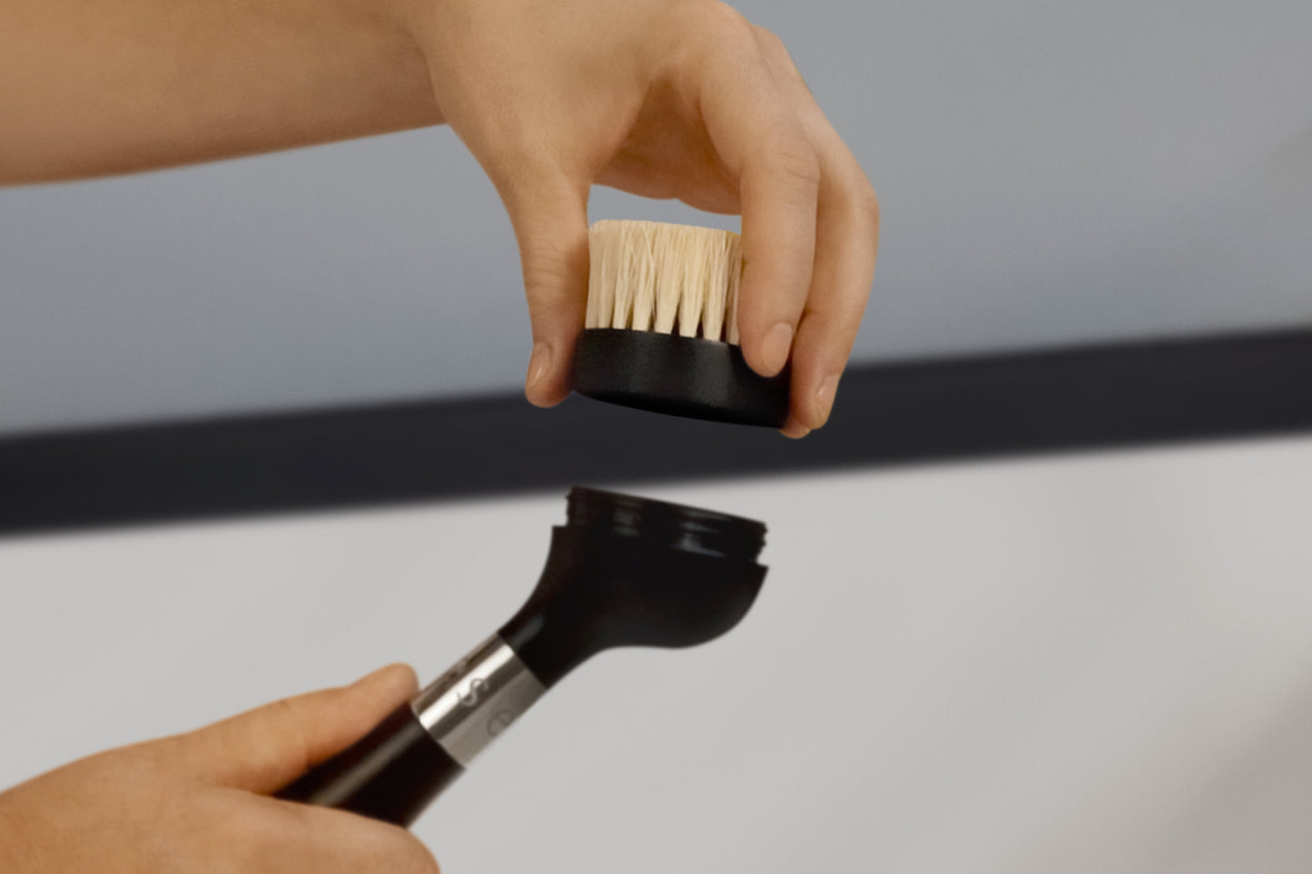 yeseco V2 Brush with Magnetic Stand Black
